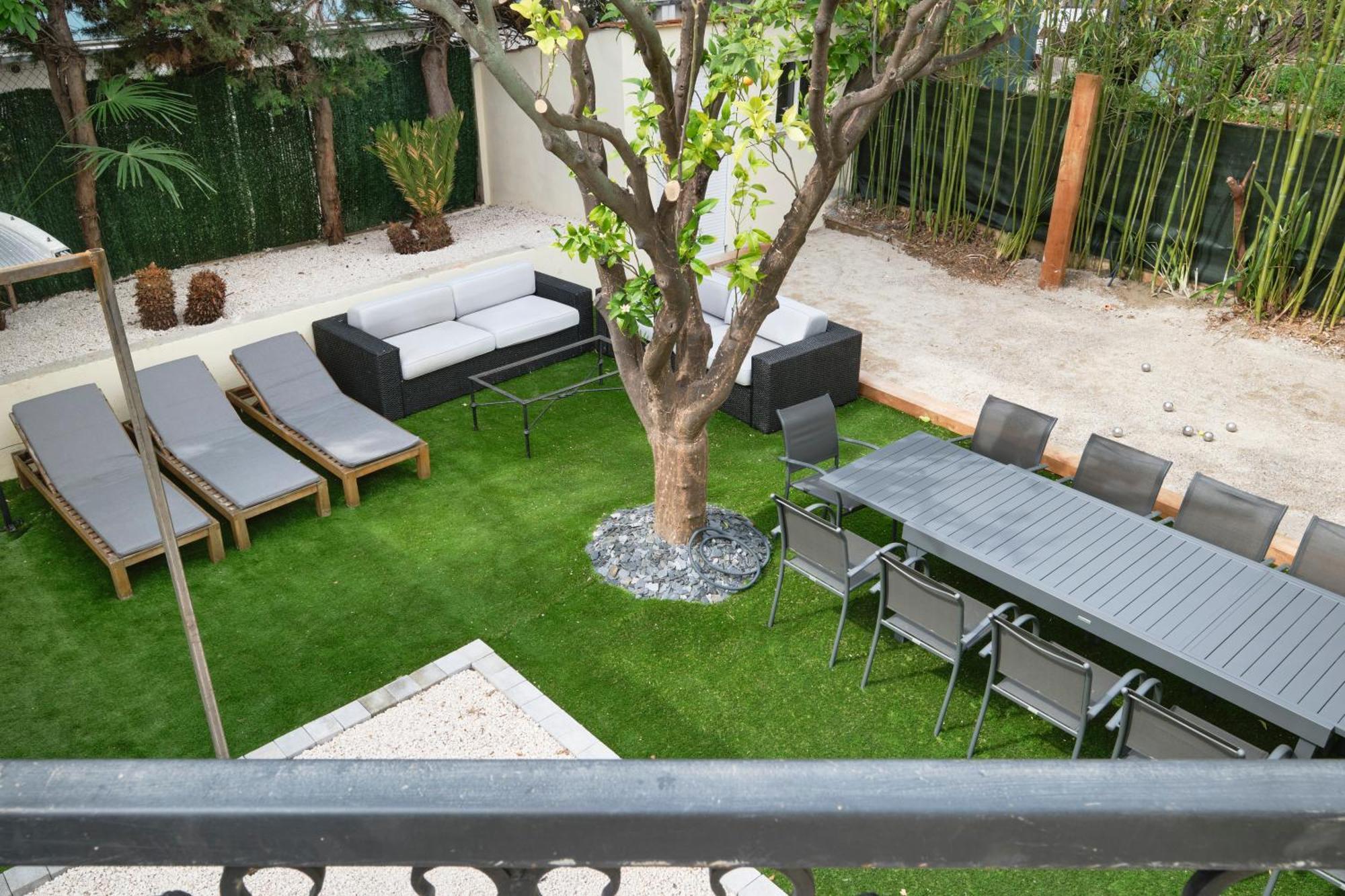 Des Pergolas -6 Bdrs - 5 Bathrs -parking -jardin -jacuzzi -tramstation , 10 Min Villa