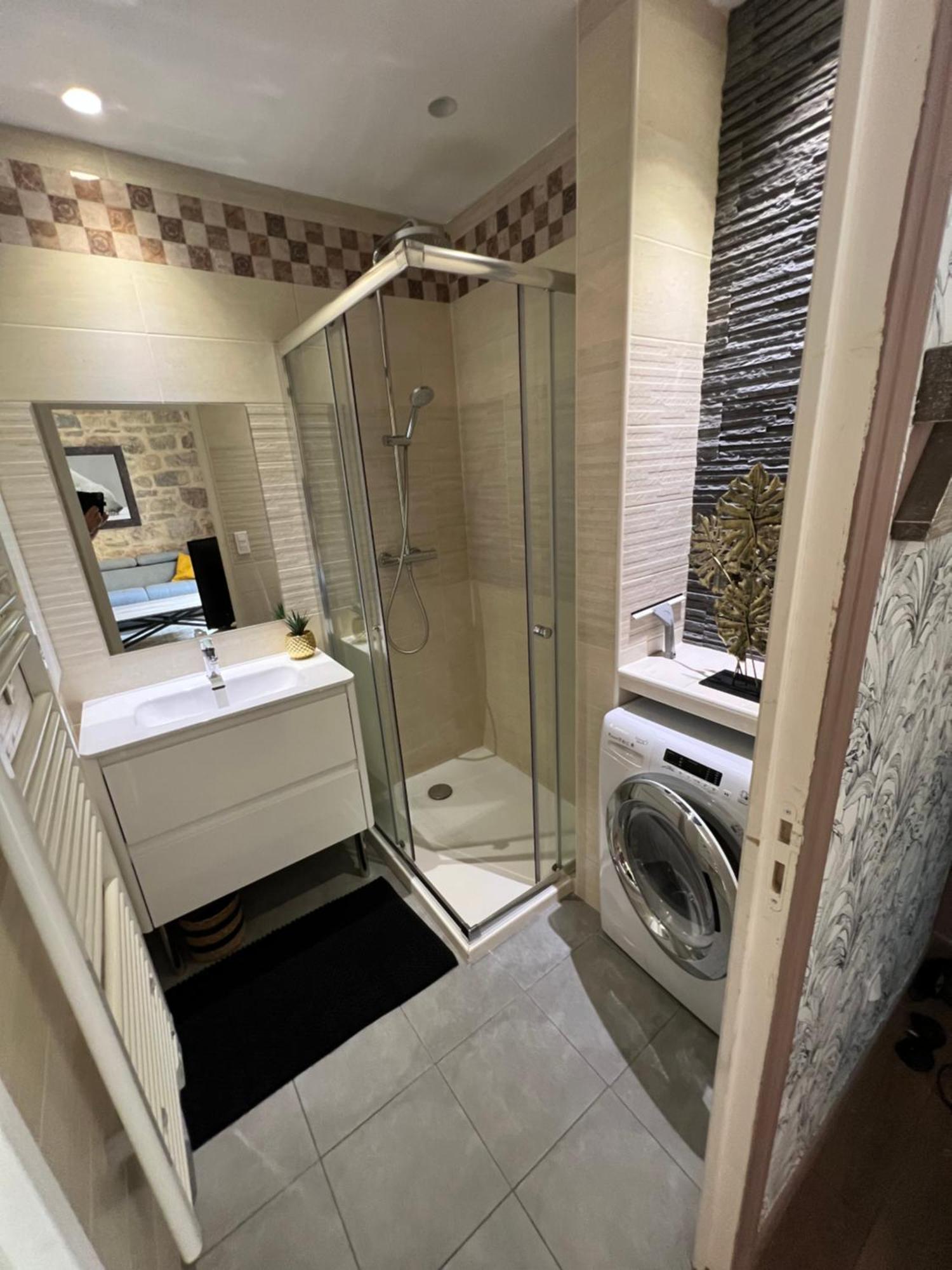 Belle Perle Rare Port De Nice