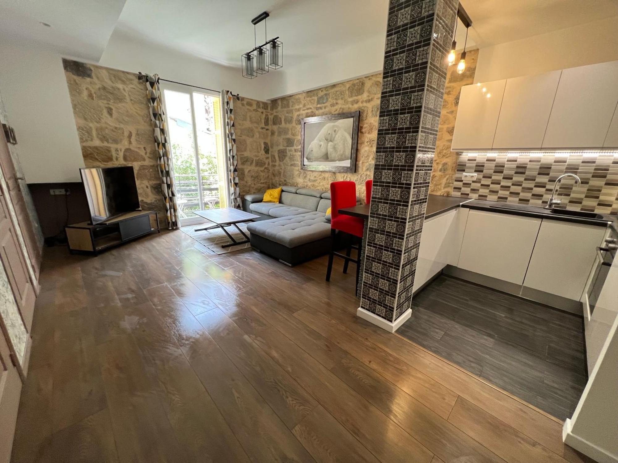 Belle Perle Rare Port De Nice