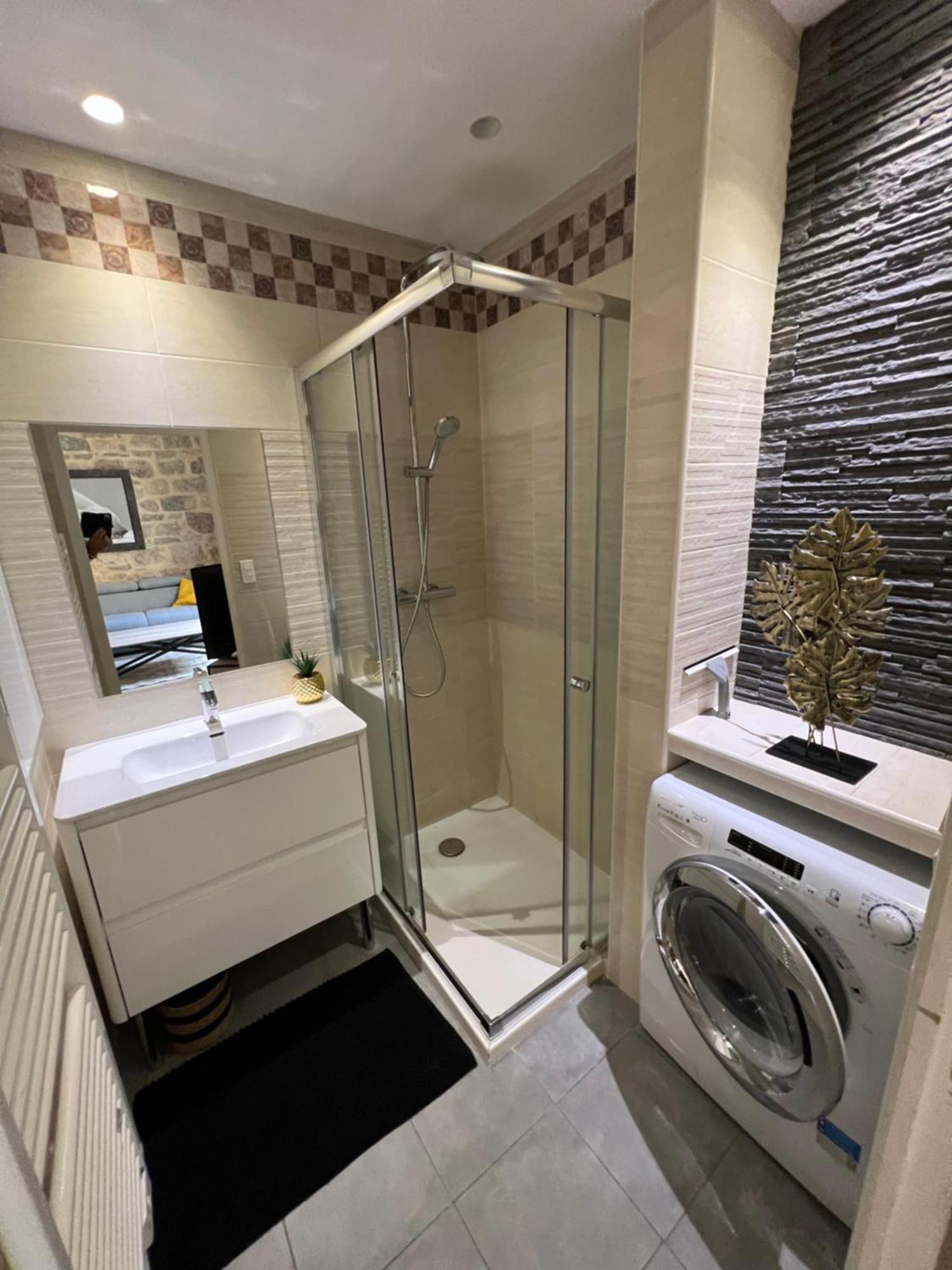 Belle Perle Rare Port De Nice