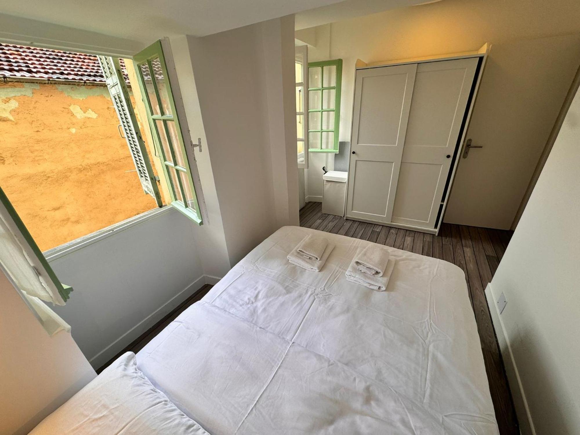 Carre D'or: Very Calm Cozy 2br, With Wi-fi Apartment *