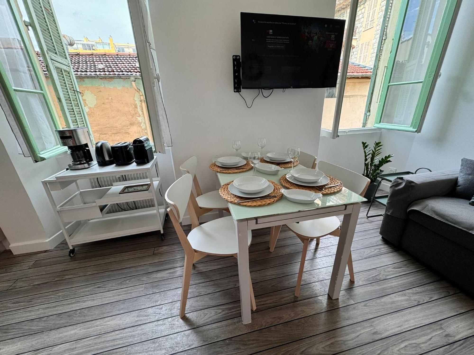 Carre D'or: Very Calm Cozy 2br, With Wi-fi Apartment *