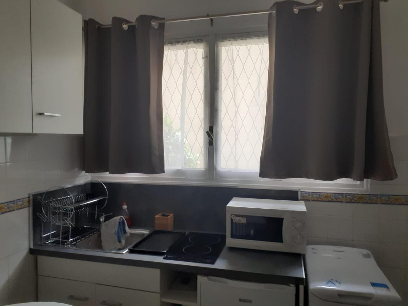 Centre- Small Pied-a-terre Near Beaches Apartment *