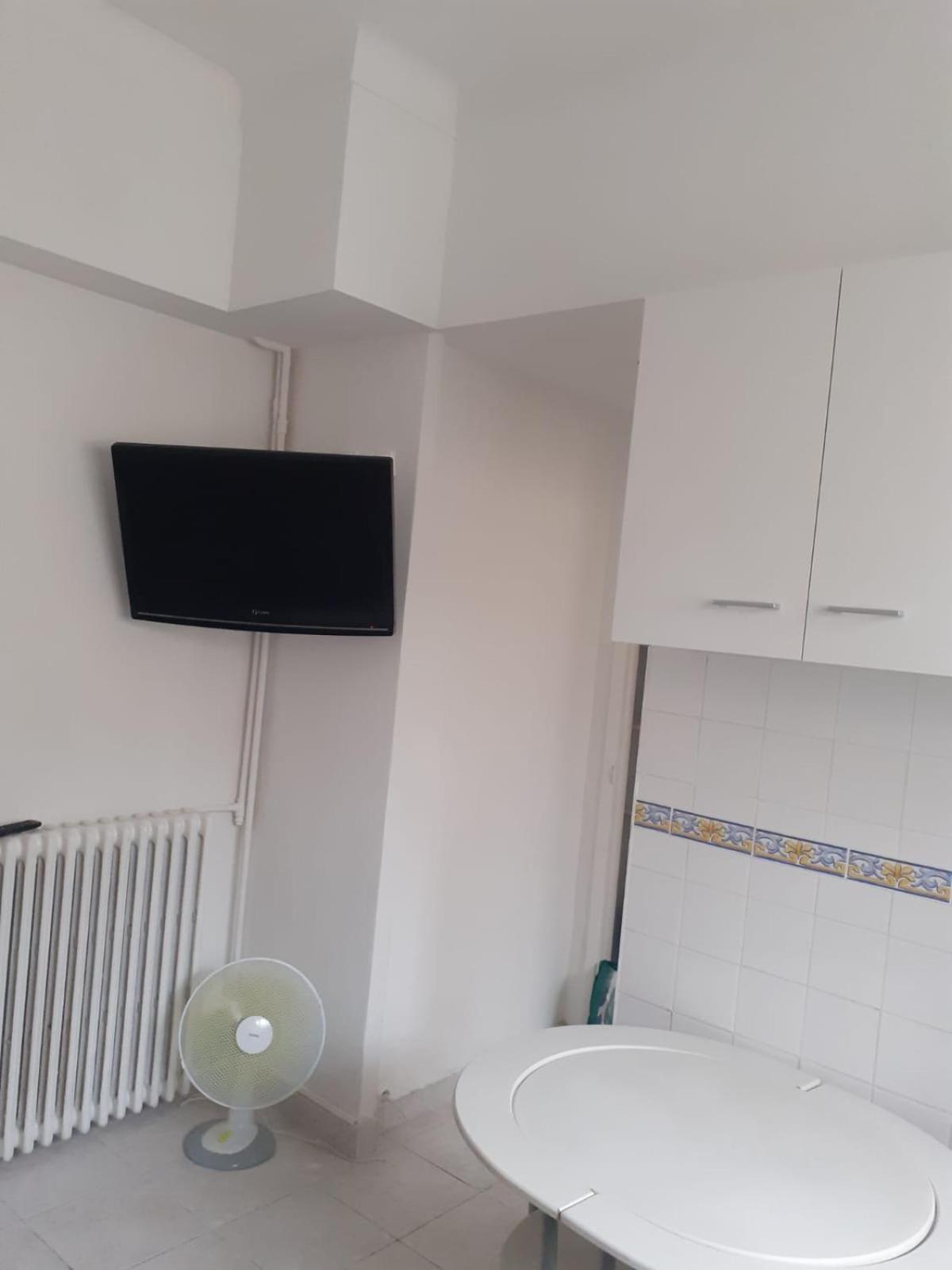 Centre- Small Pied-a-terre Near Beaches Apartment