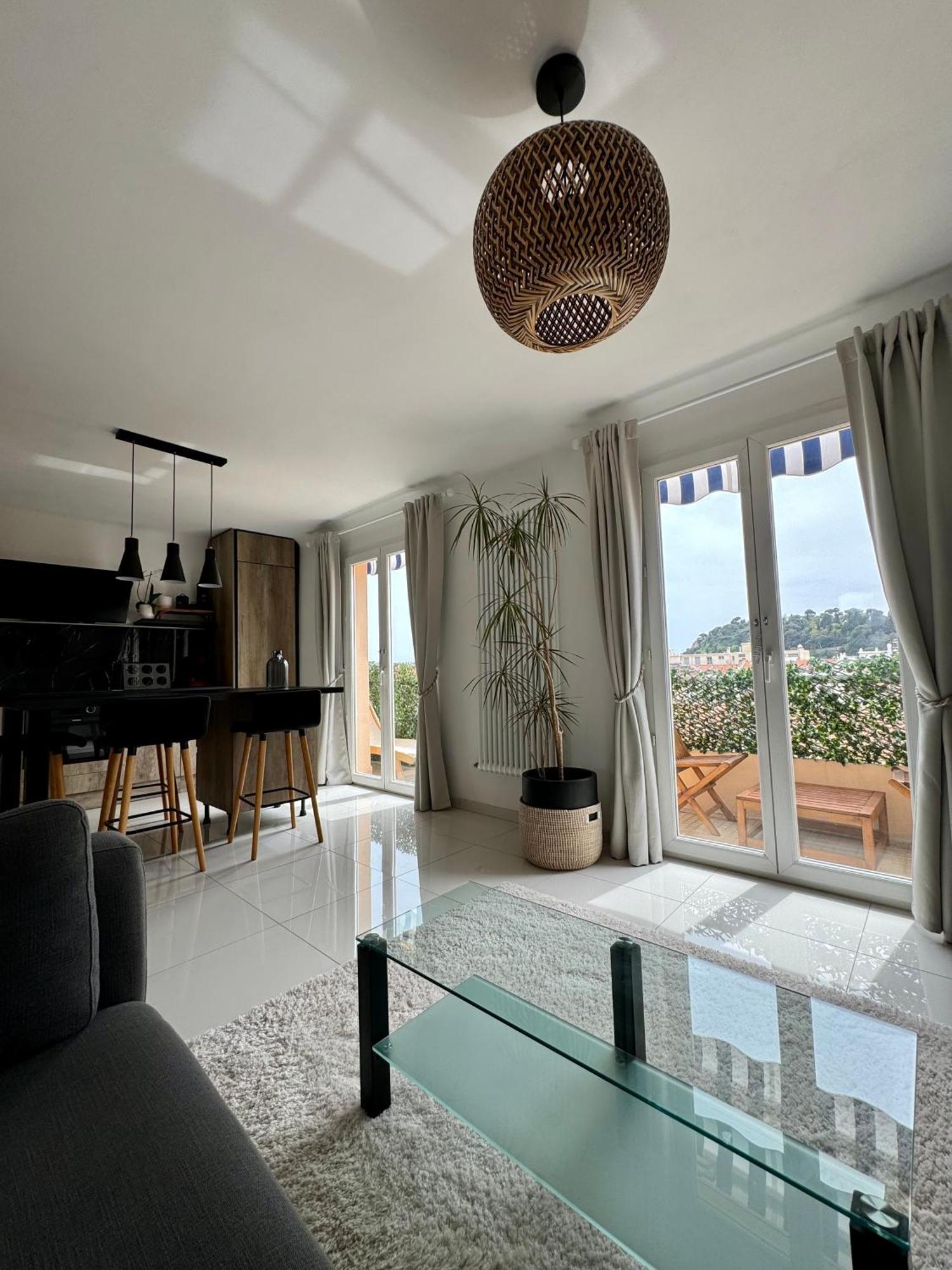 Apartment Dernier Etage, Vue Panoramique Colline Du Chateau!