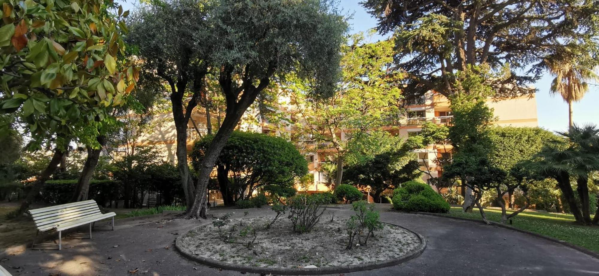 Apartment 2 Pieces Au Calme Avec Terrasse Et Climatisation *