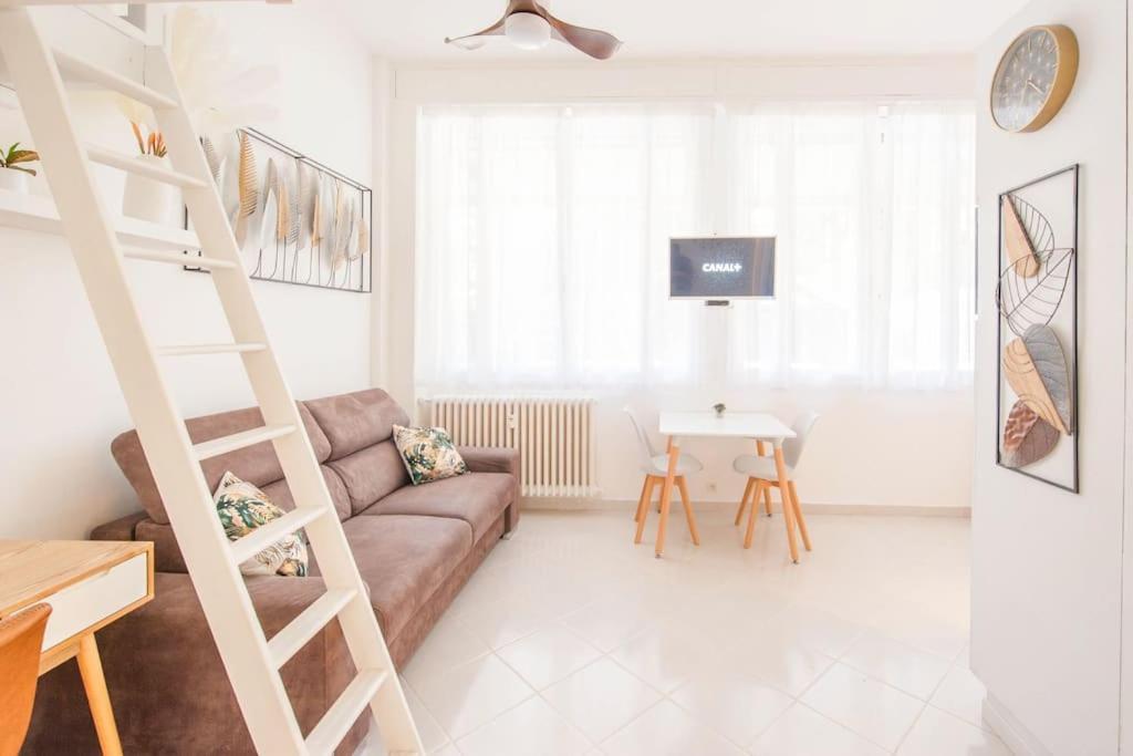 Apartment 50 Meters From The ! Location In Nice