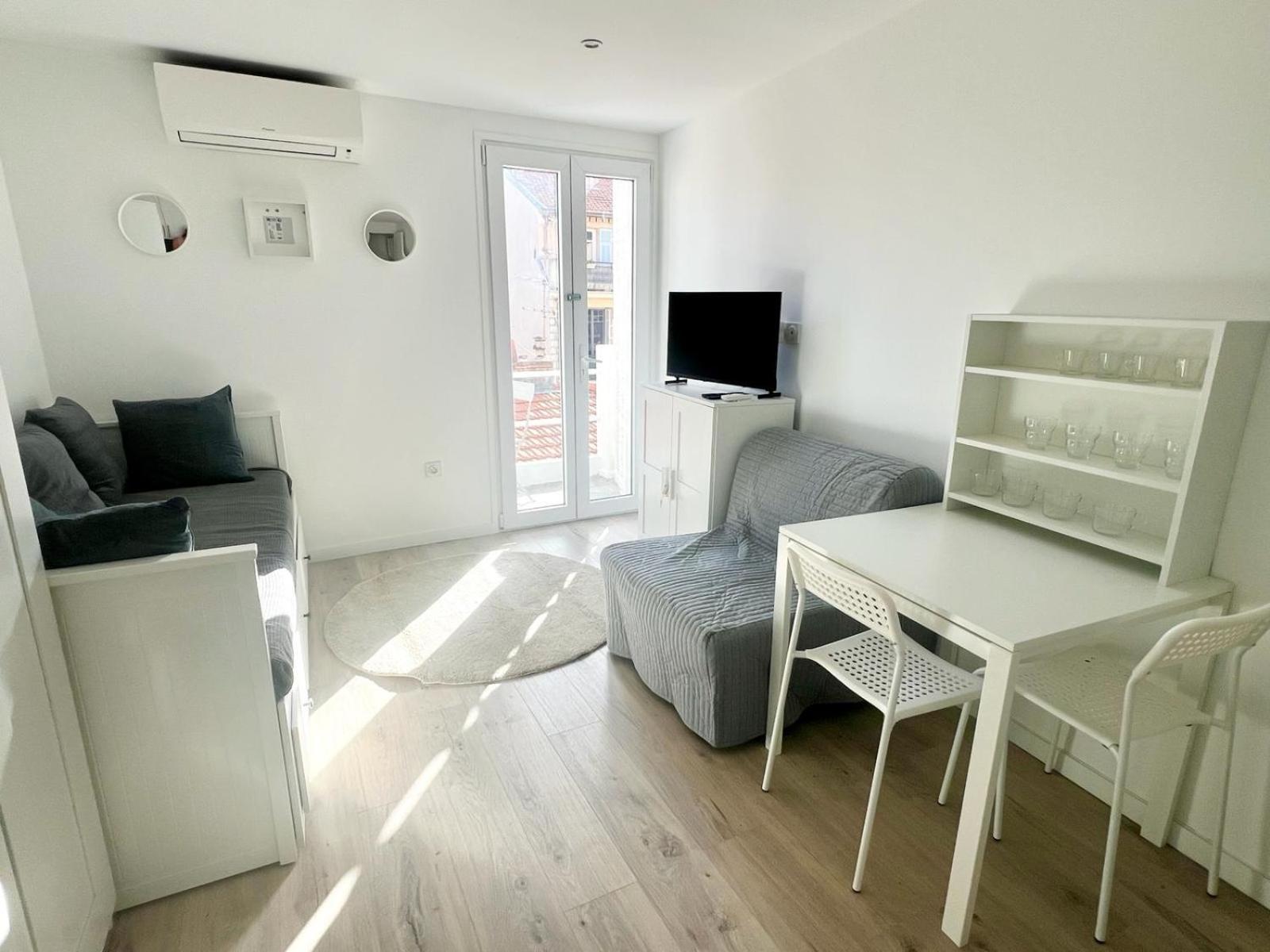 Moderne Renove Avec Balcon Apartment