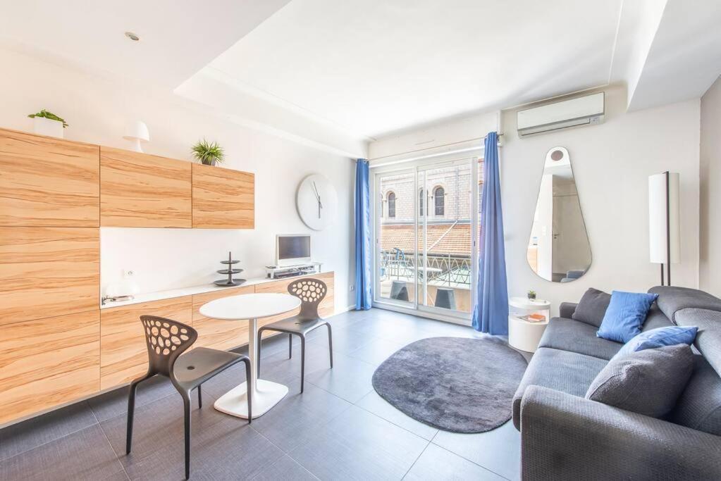 Balcony-beautiful-central-1 Block Beach-a.c-wifi Apartment Nice