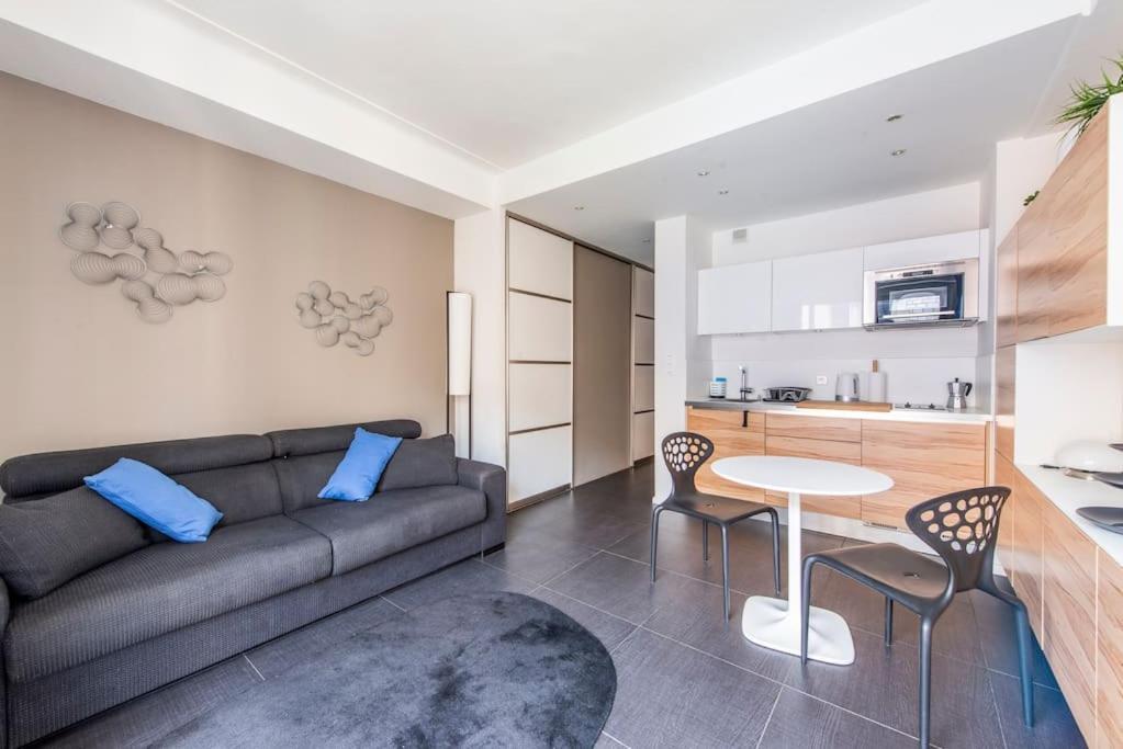 Balcony-beautiful-central-1 Block Beach-a.c-wifi * Nice