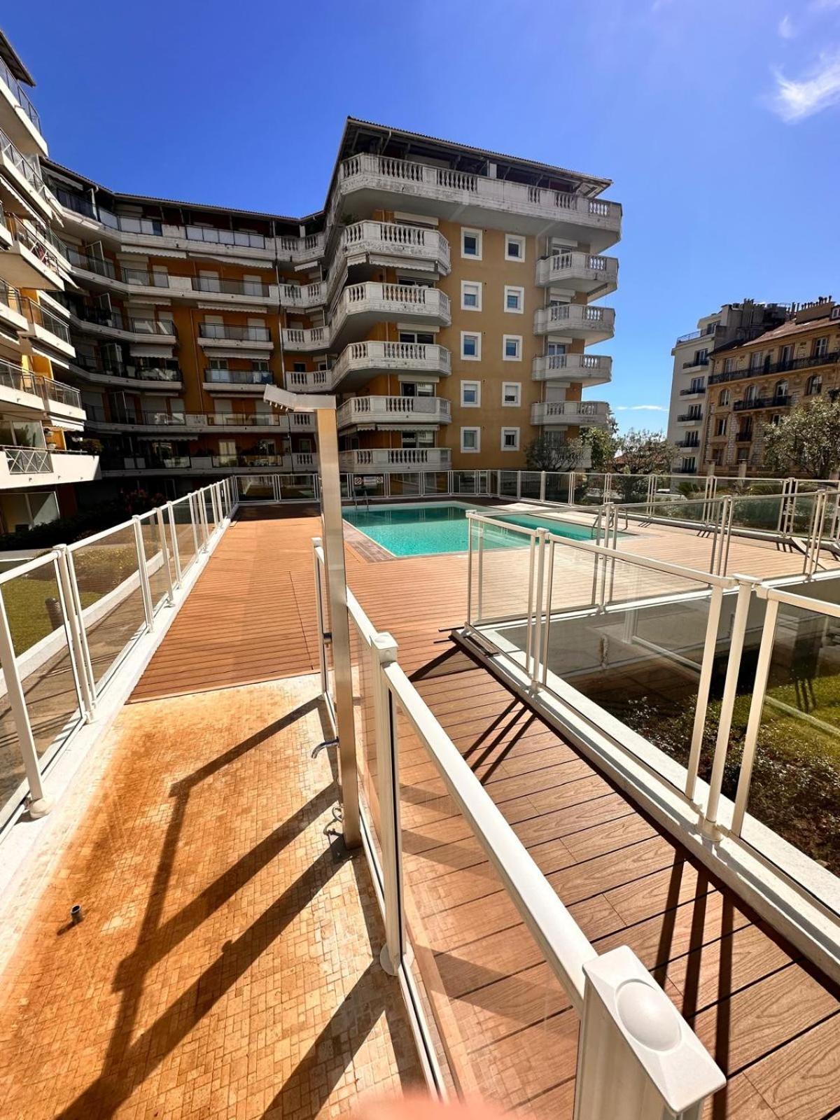 Des Domes Fshh Apartamento