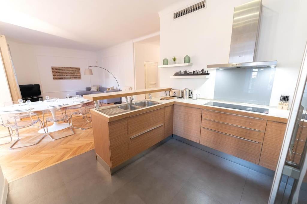 Superbe Avec Jardin Piscine, Garage * Nice