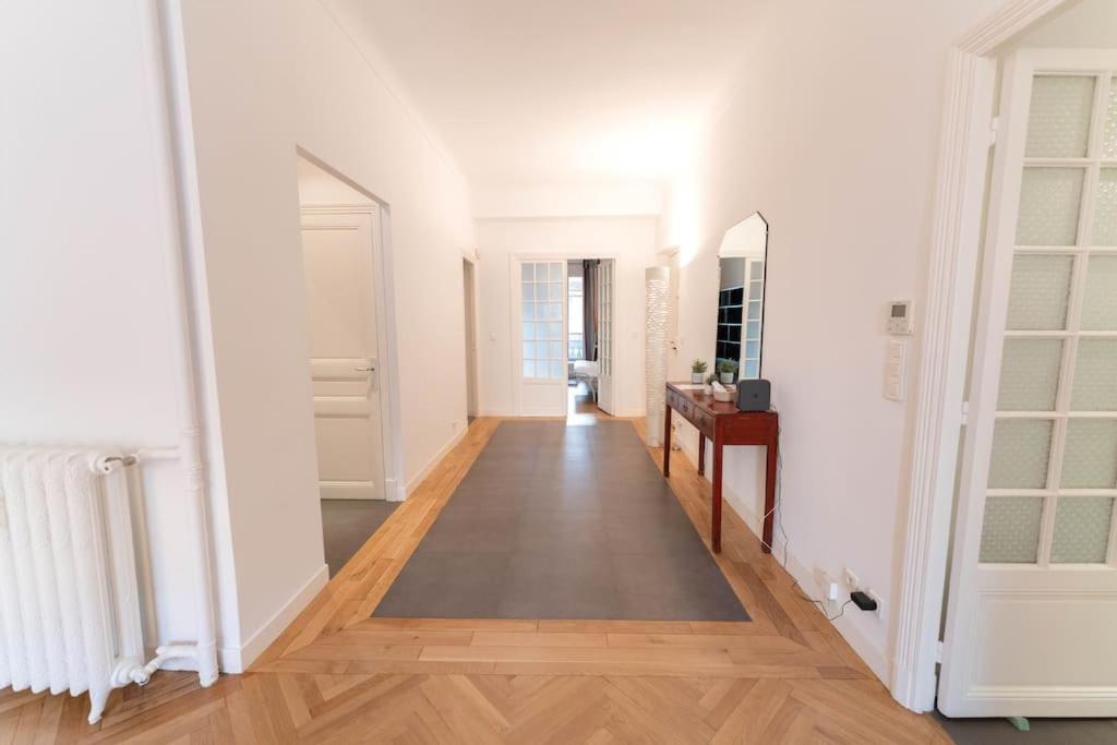 Apartment Superbe Avec Jardin Piscine, Garage