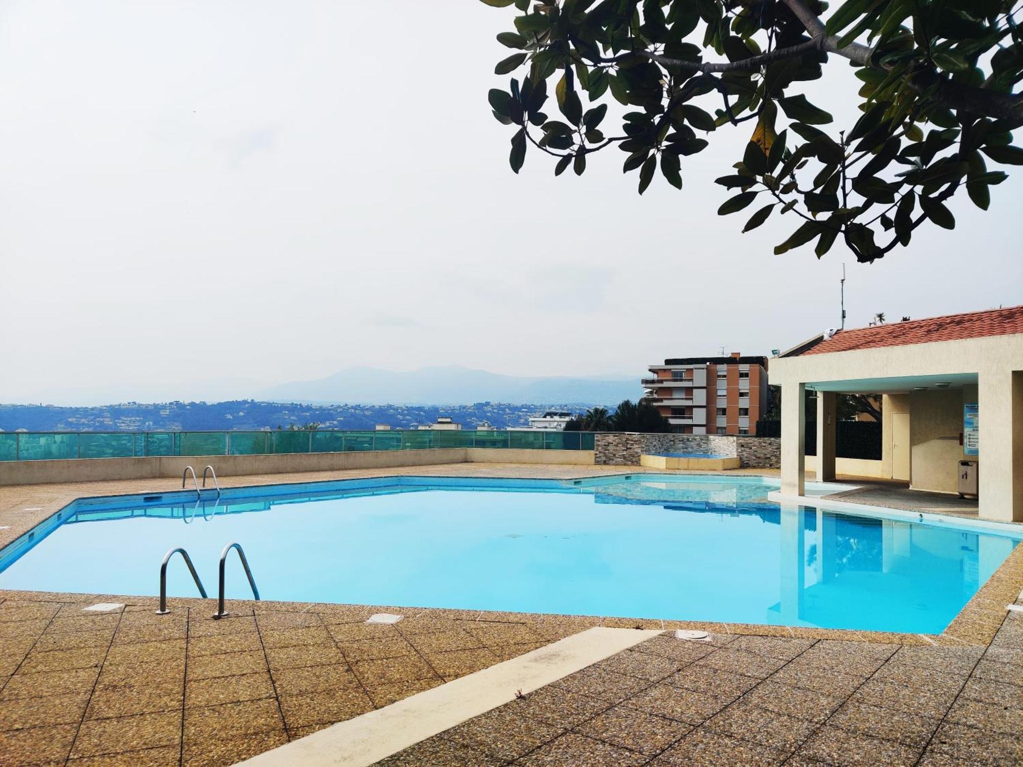 Apartment 2 Bedroom Flat With Terrasse & Car-park Ouest