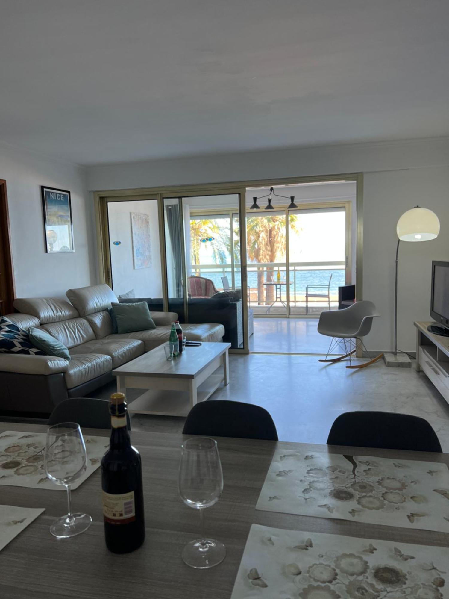 Beachfront Promenade Apartment: Sea Views And Easy Beach Access *