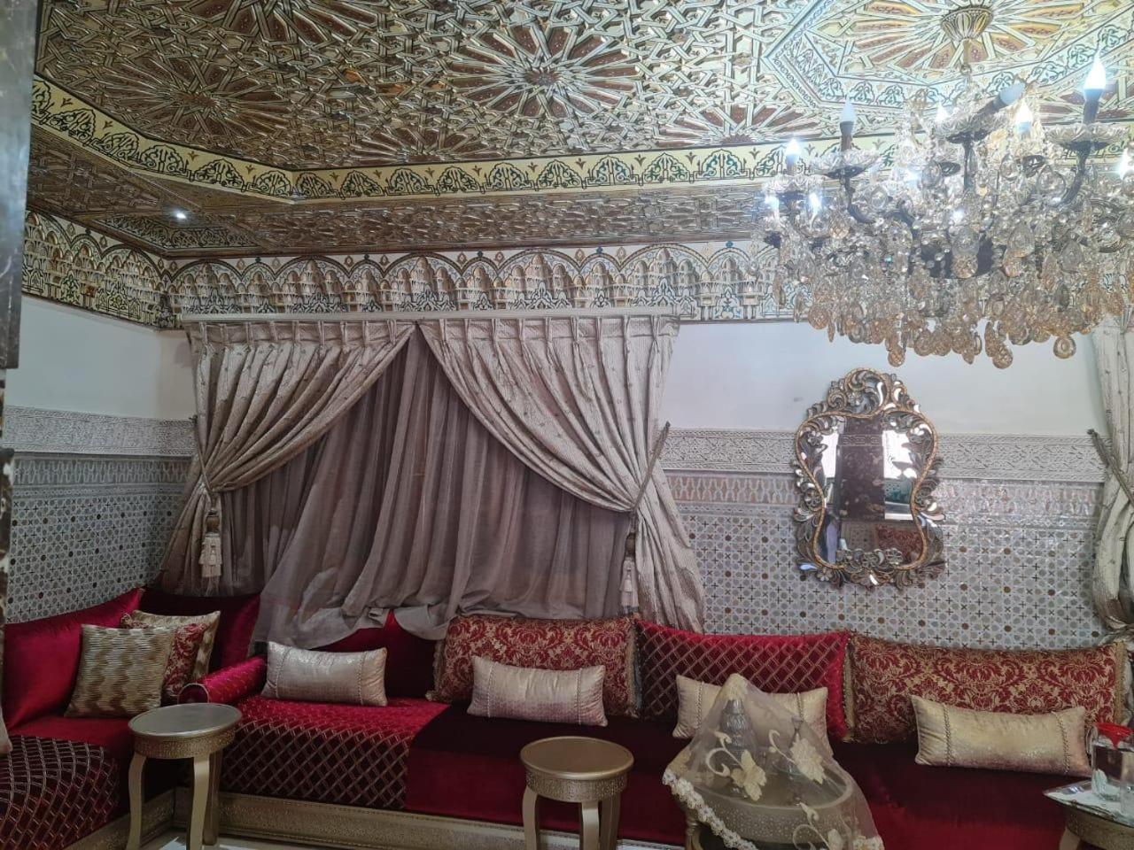 De Luxe Hotel *