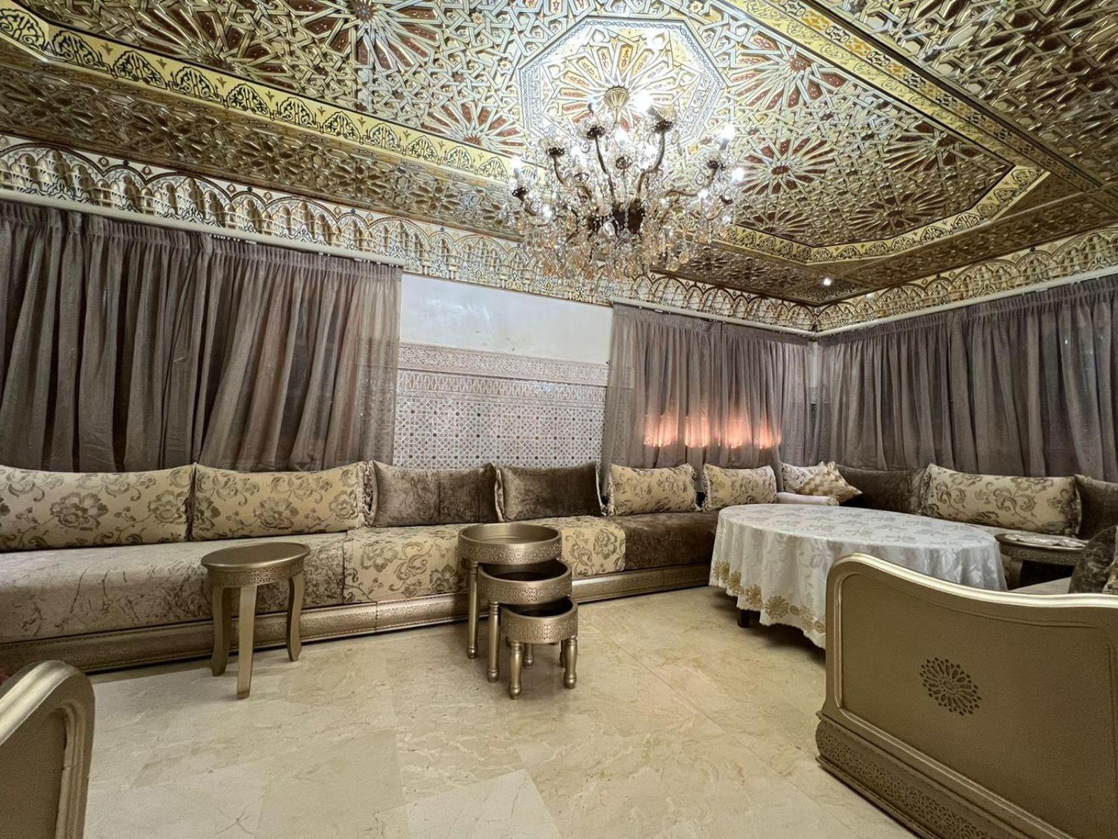 De Luxe Hotel *