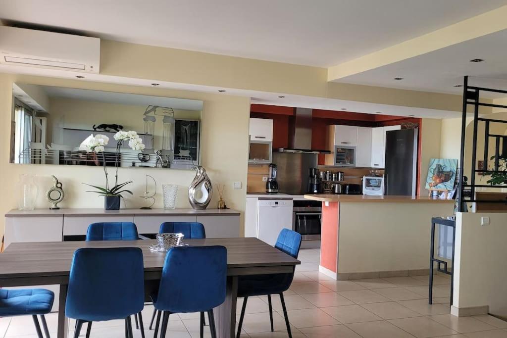 Duplex Apartment, Sea View And Swimming Pool Apartment *