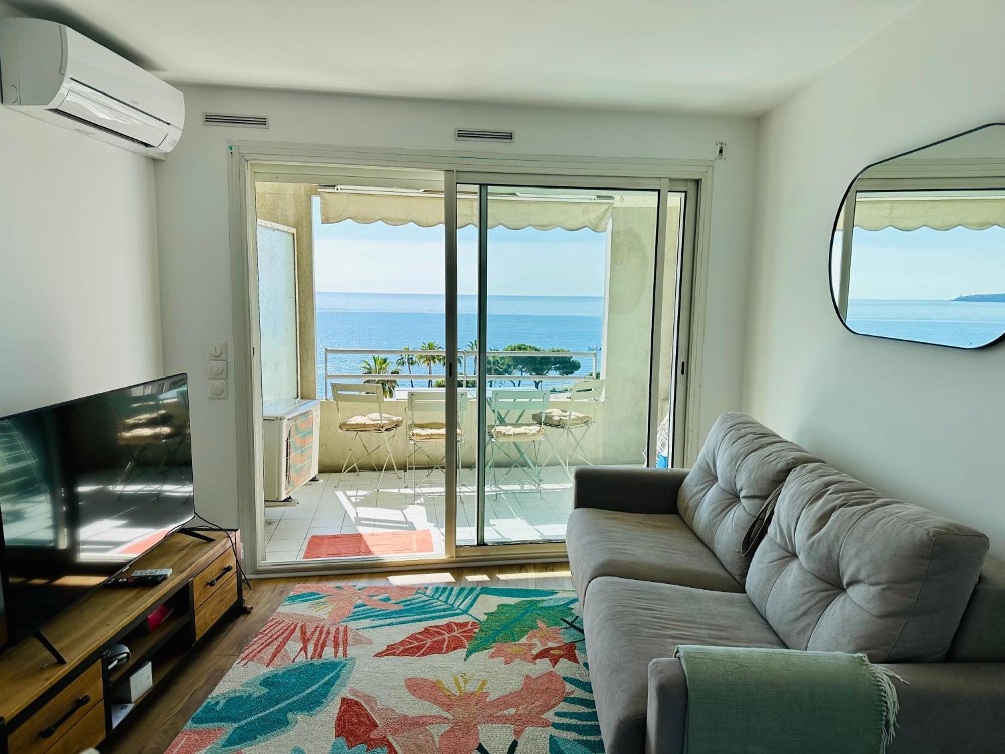 Cote D'azur Charm, With Panoramic Seaview In Appartement