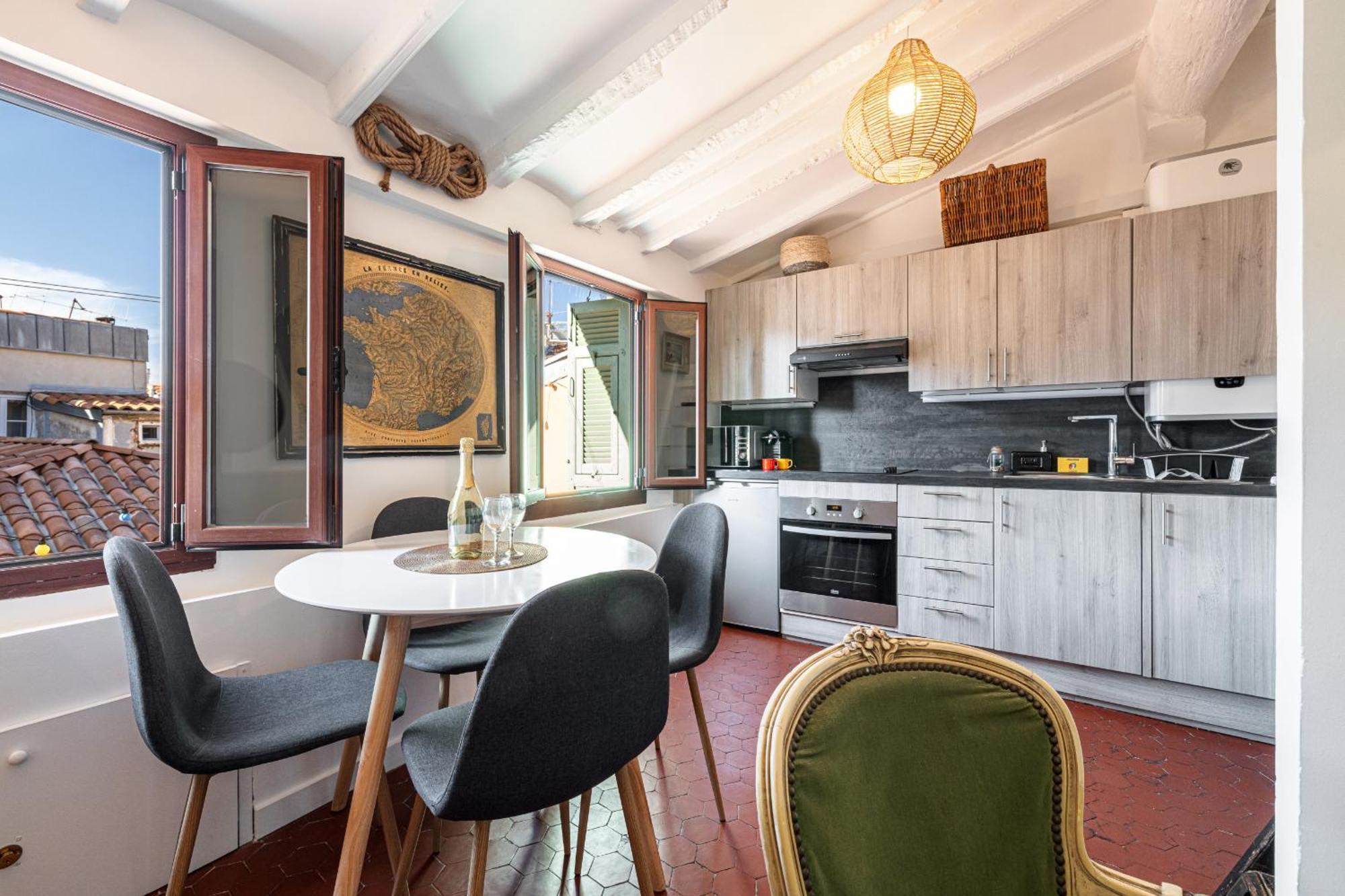 Charming Old Town Apartment *