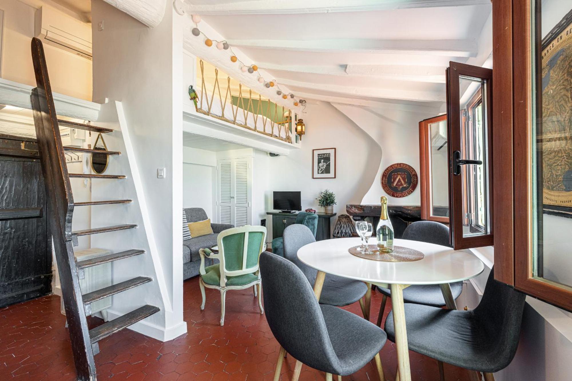 Charming Old Town Apartment *
