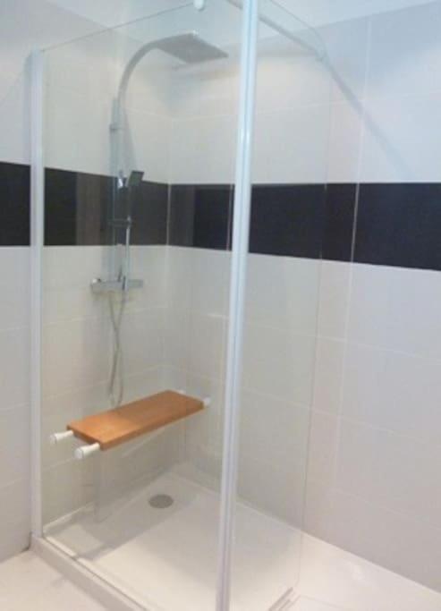 Apartment Luxury 2 Bed Sleeps 4, A/c - Center Nice