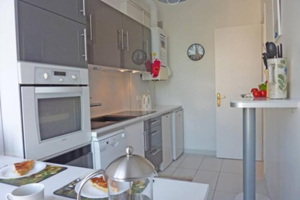 Apartment Luxury 2 Bed Sleeps 4, A/c - Center *