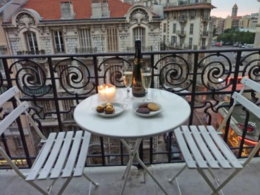 Luxury 2 Bed Sleeps 4, A/c - Center Apartment Nice