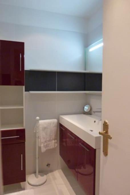 Luxury 2 Bed Sleeps 4, A/c - Center *