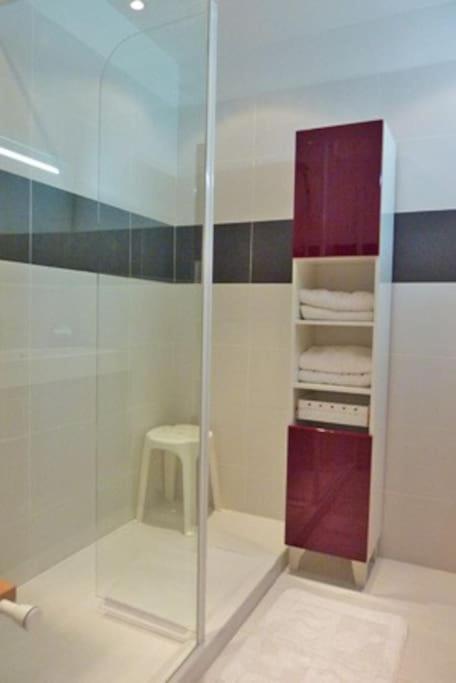 Luxury 2 Bed Sleeps 4, A/c - Center *