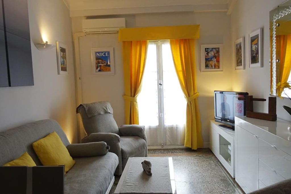Luxury 2 Bed Sleeps 4, A/c - Center * Nice