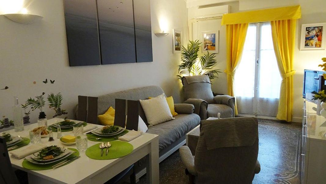 Luxury 2 Bed Sleeps 4, A/c - Center Apartment *