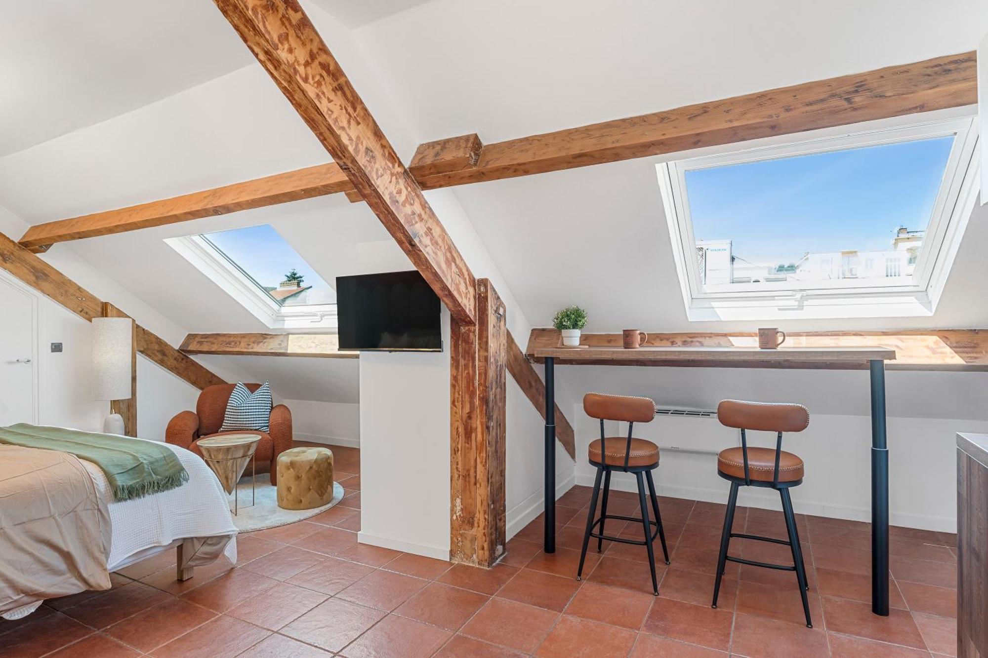 Apartment Renting - Gounod - Haven Retreat Under Roof Air-conditioned