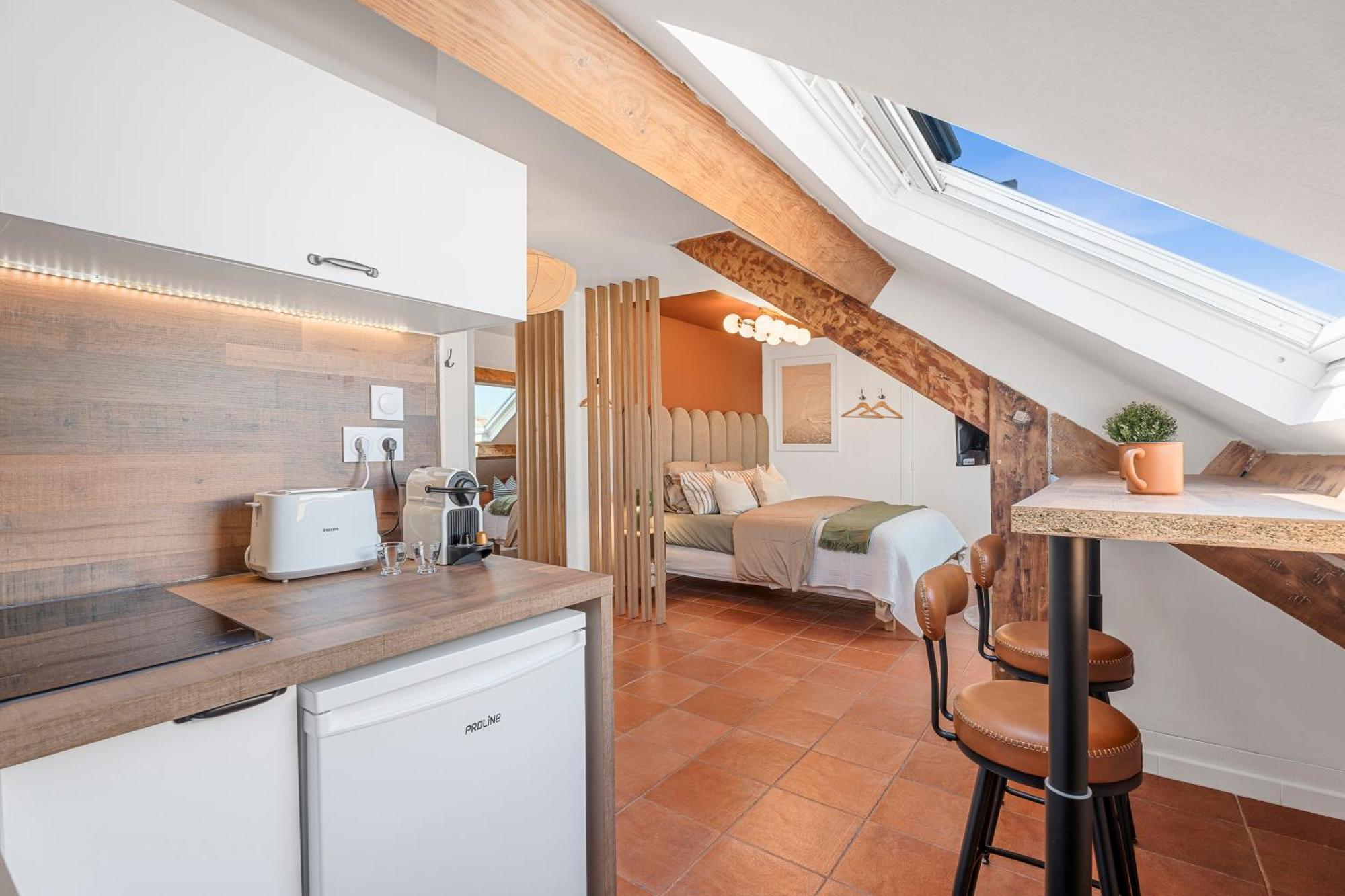 Apartment Renting - Gounod - Haven Retreat Under Roof Air-conditioned