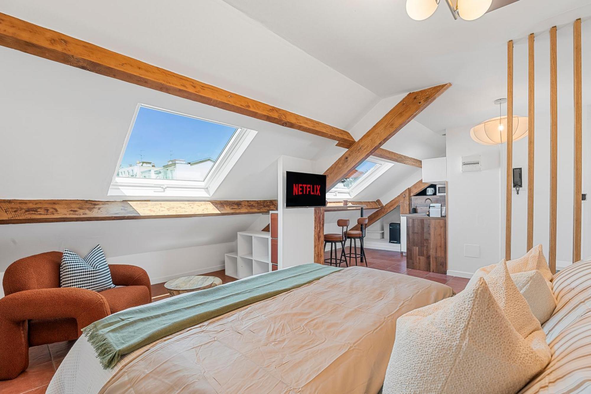 Renting - Gounod - Haven Retreat Under Roof Air-conditioned Apartment *
