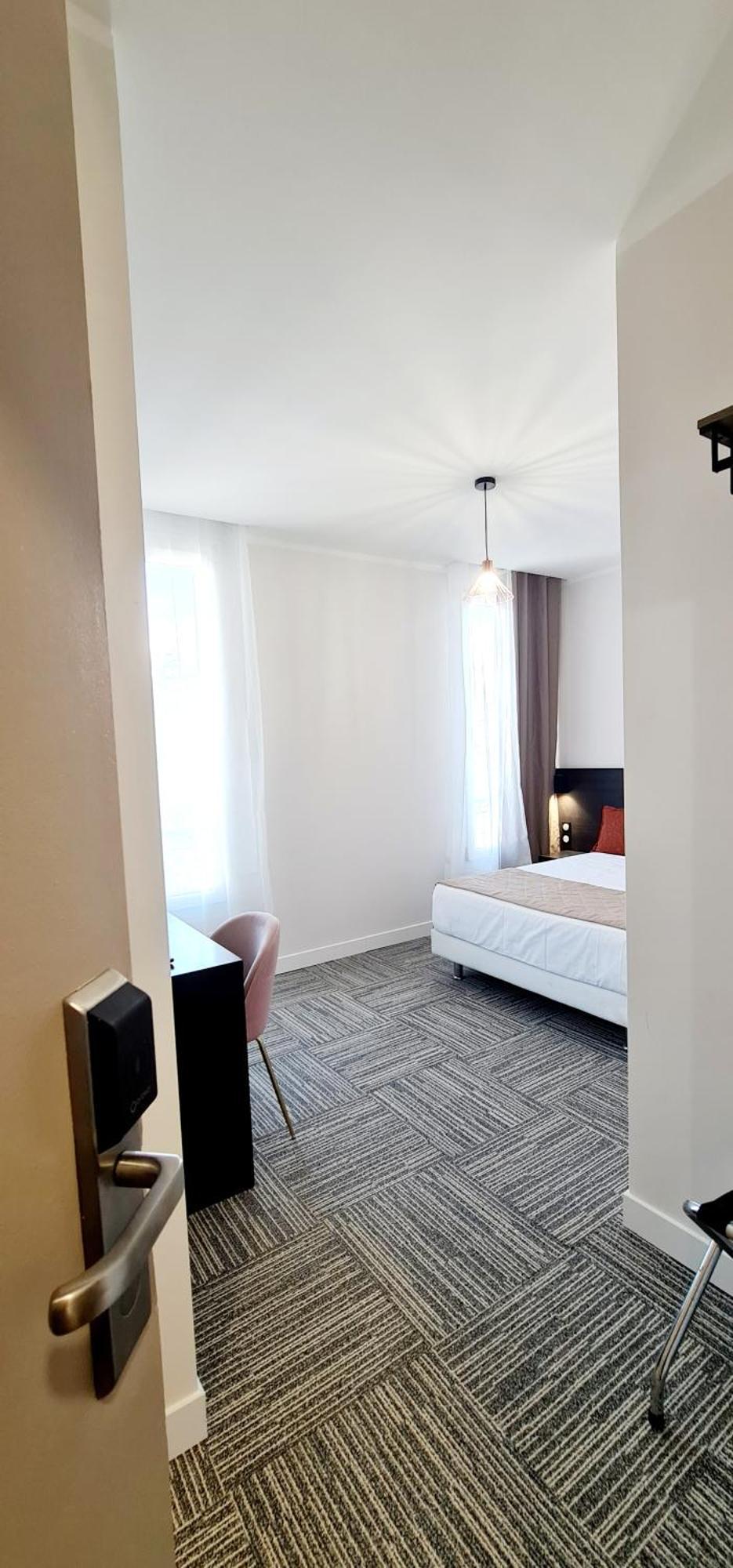 Evelia Hotel *