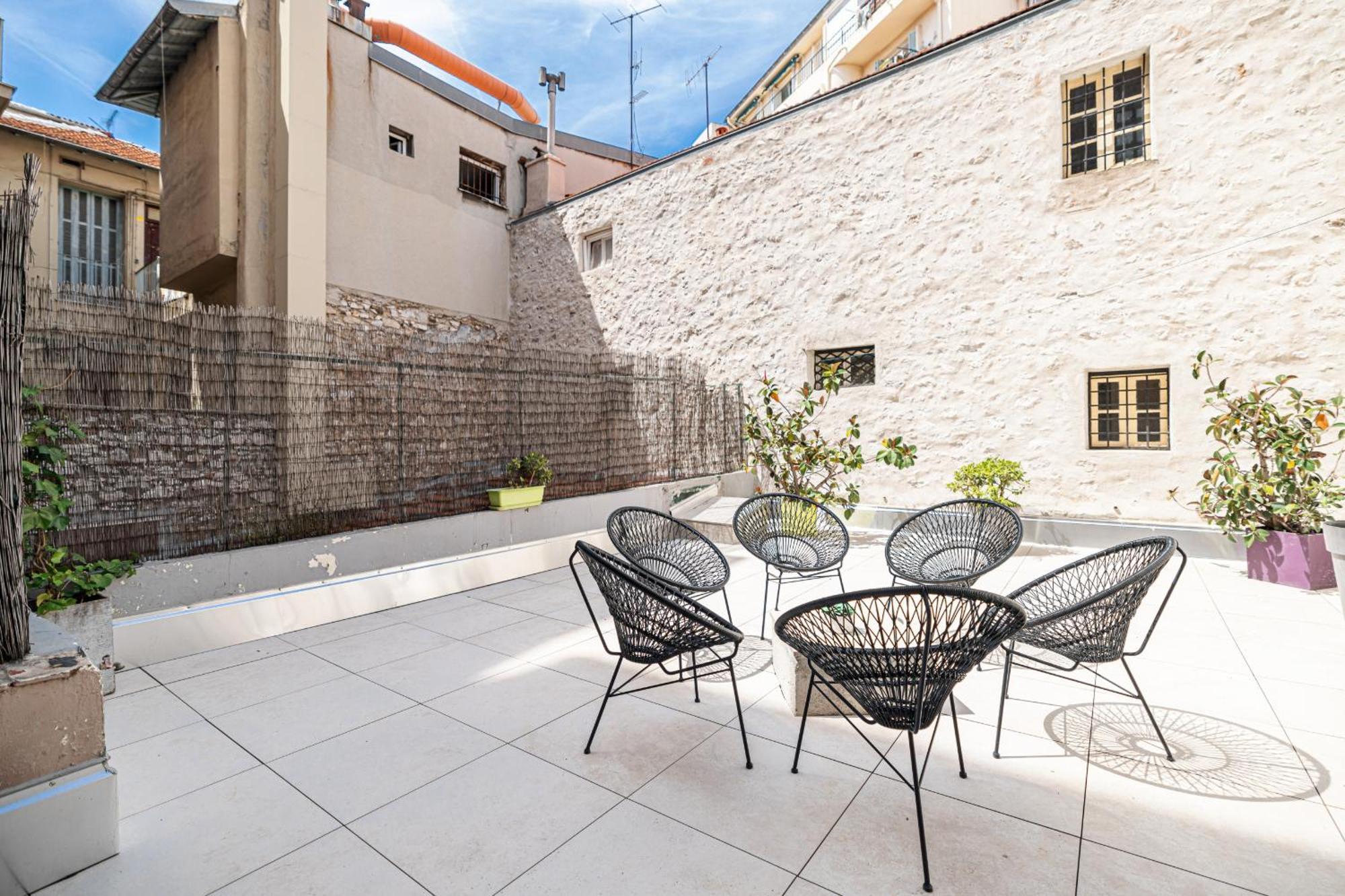 Amazing 3 Bdrs And Garden Place Du Pin Parking ! *