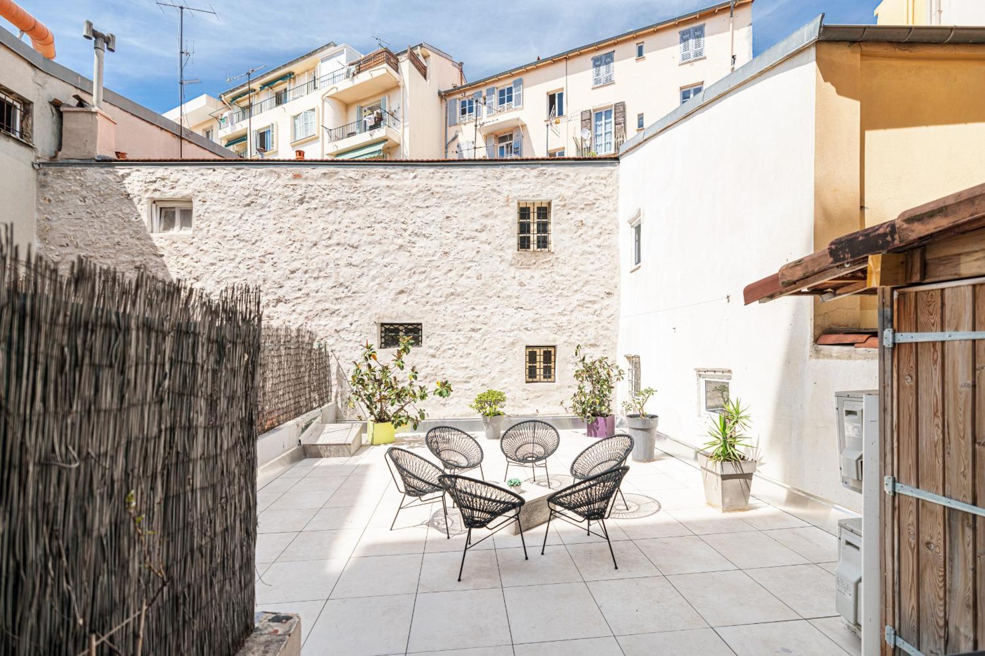 Amazing 3 Bdrs And Garden Place Du Pin Parking ! * Nice