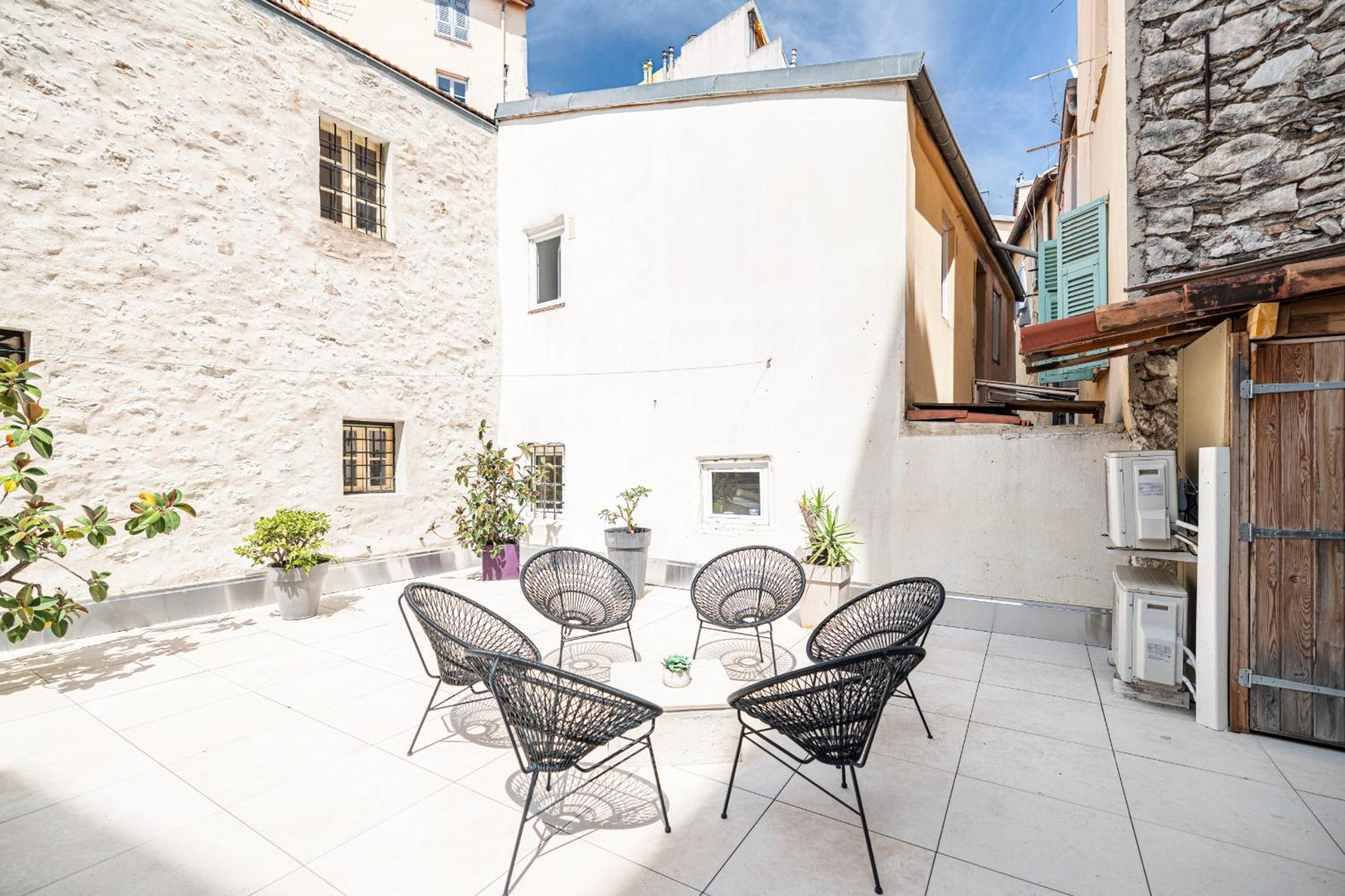 Amazing 3 Bdrs And Garden Place Du Pin Parking ! Apartment