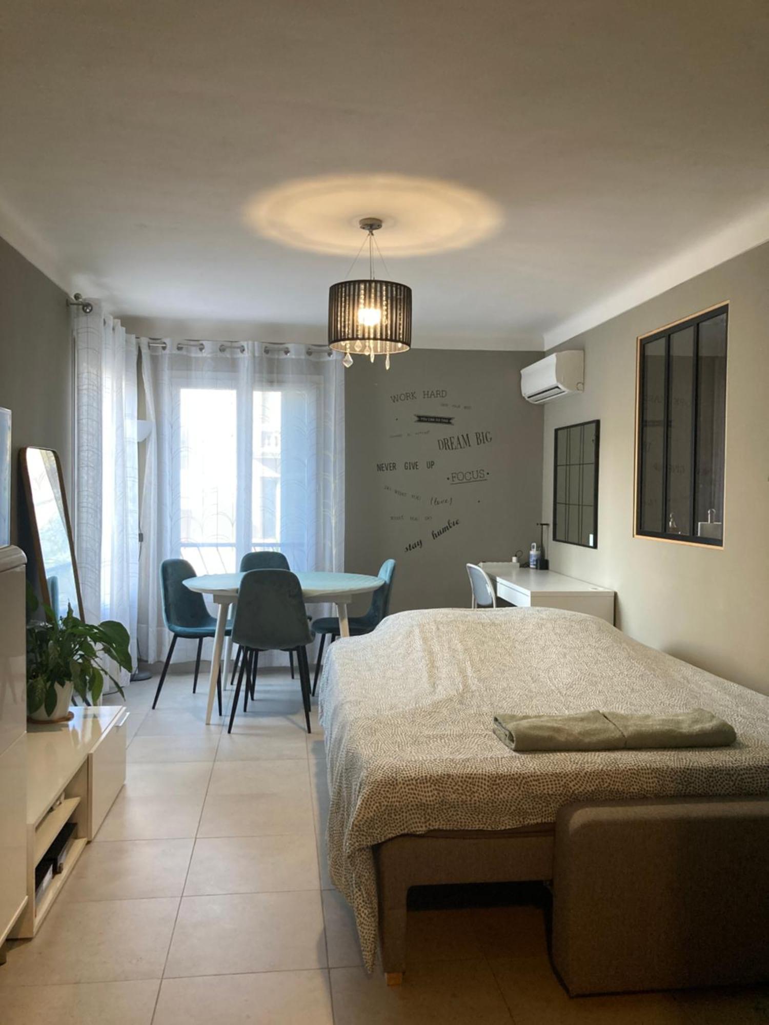 Apartment Cozy West Side Balcony Flat: Airport & Beach Proximity