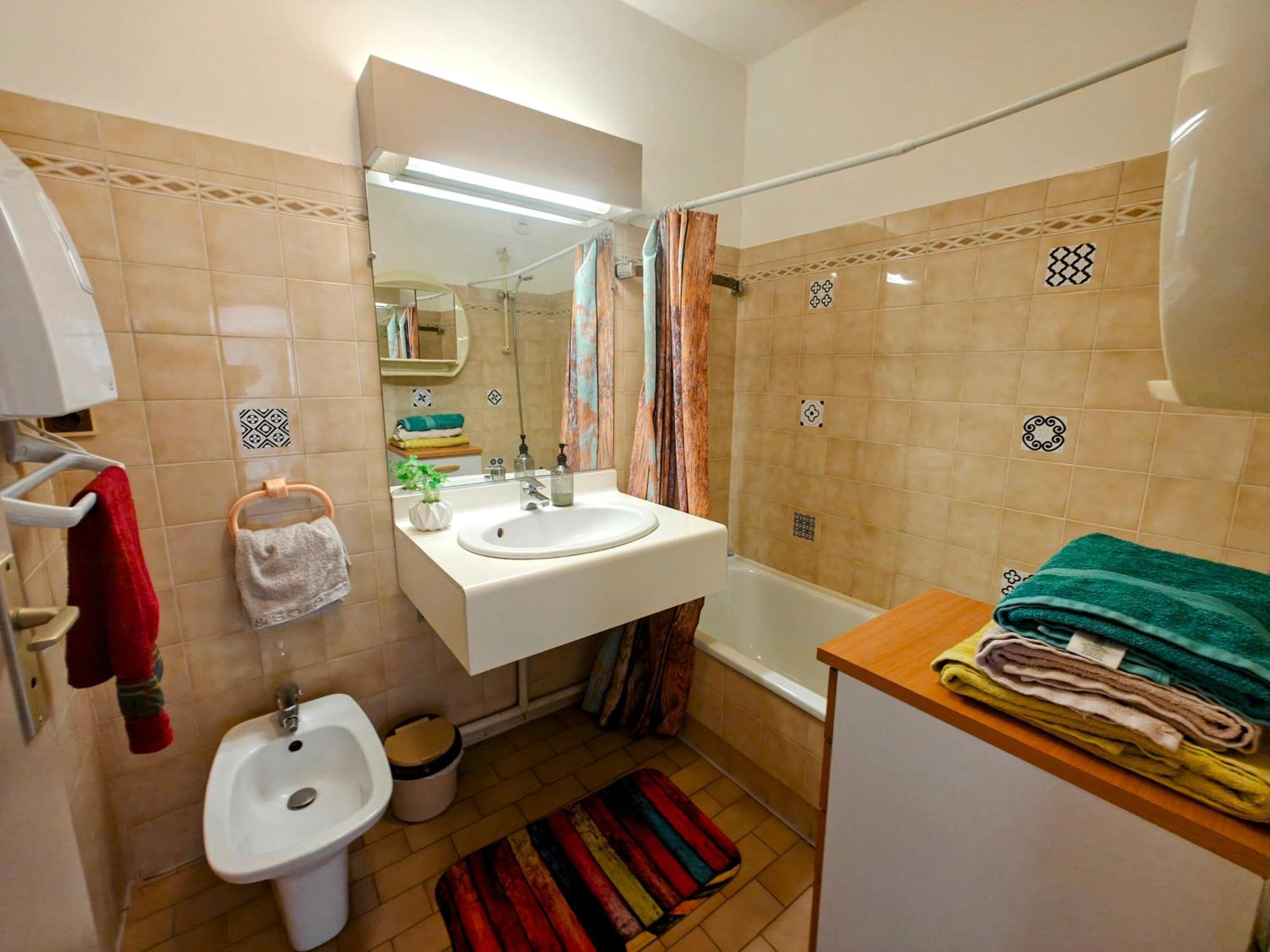 2 Bedroom Flat With Terrasse & Car-park Ouest Apartment *