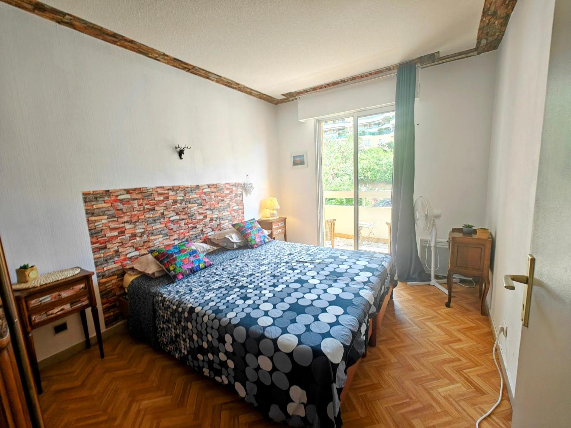 2 Bedroom Flat With Terrasse & Car-park Ouest *