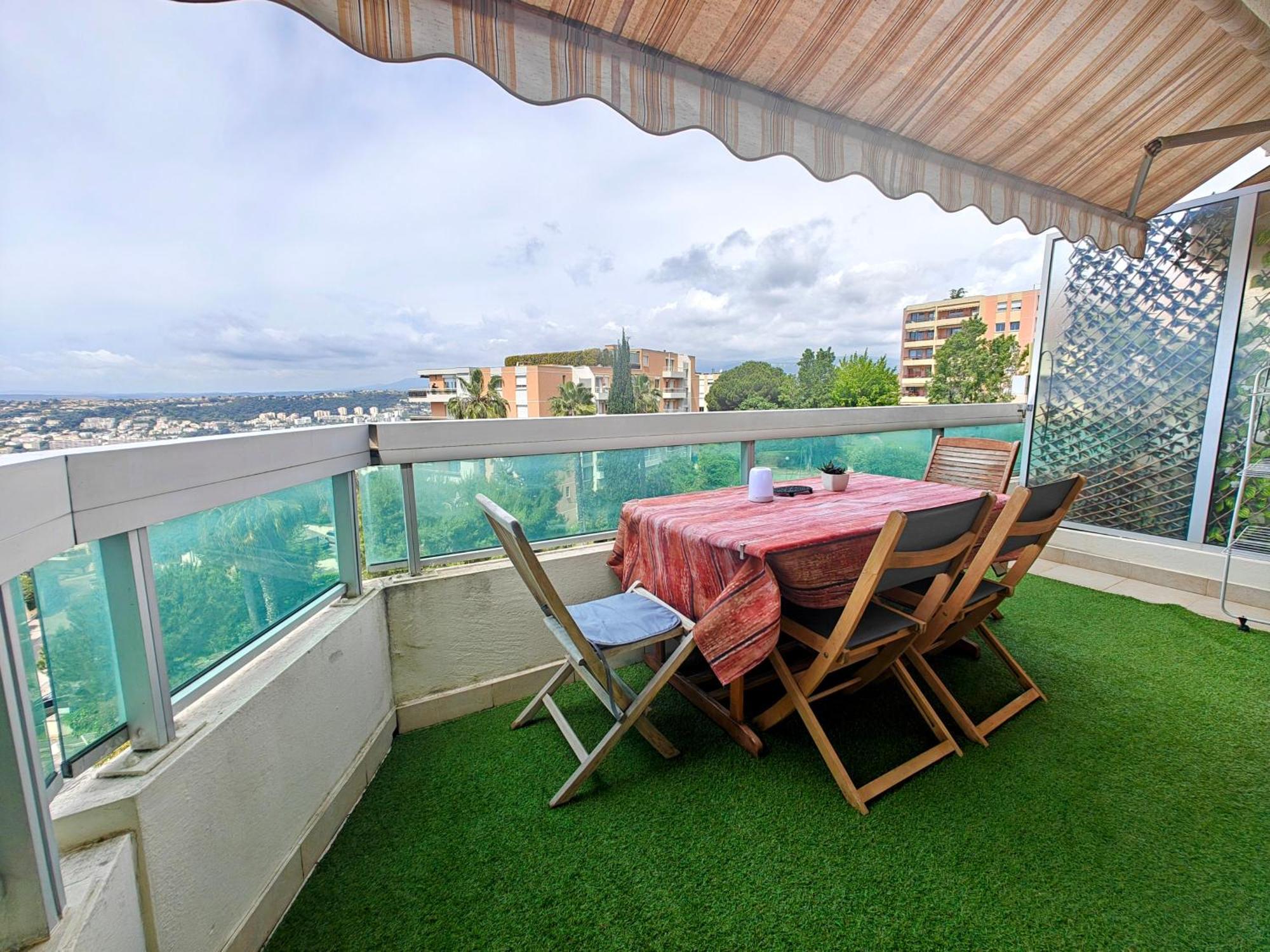 2 Bedroom Flat With Terrasse & Car-park Ouest *