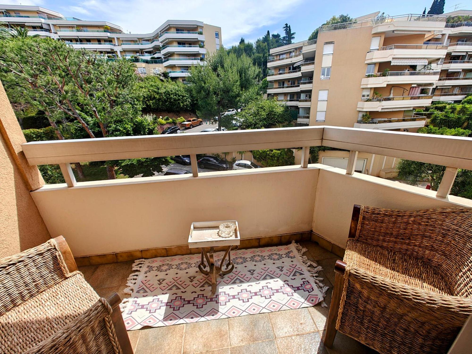2 Bedroom Flat With Terrasse & Car-park Ouest