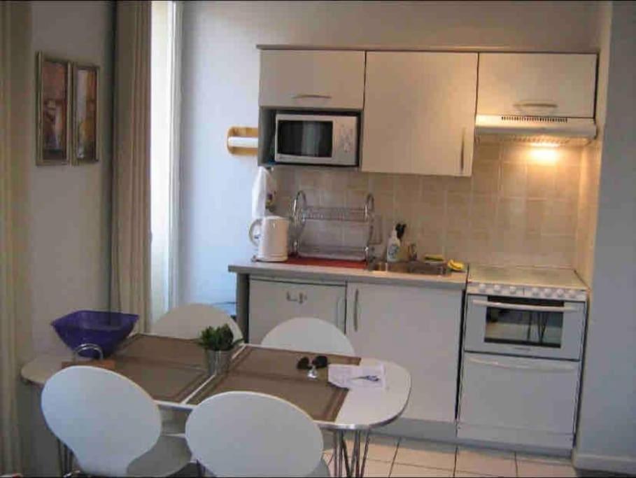 Apartment 1 Bedroom Flat In The Street Nice