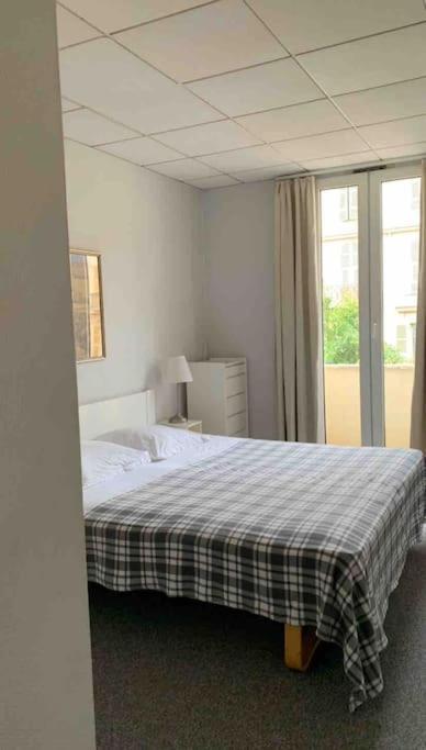 1 Bedroom Flat In The Street *