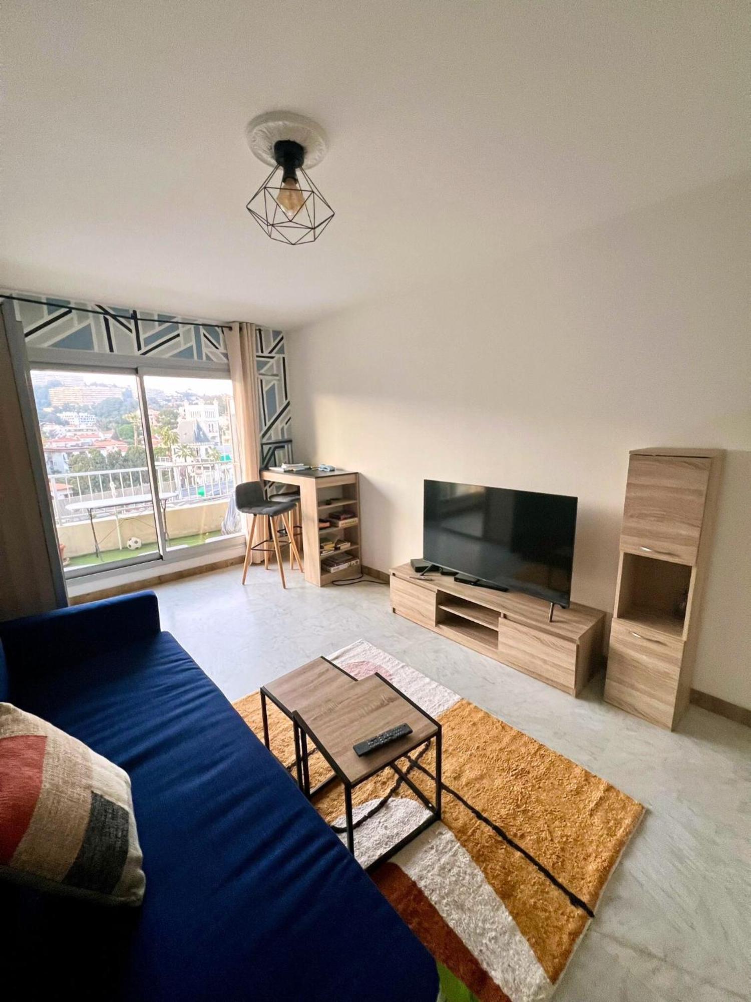 Cozy Near Promenade Apartment *