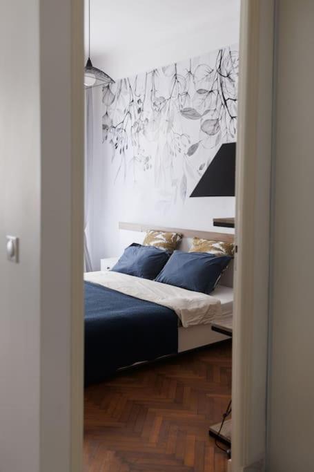 Apartment New Stylish 2 Min From The *