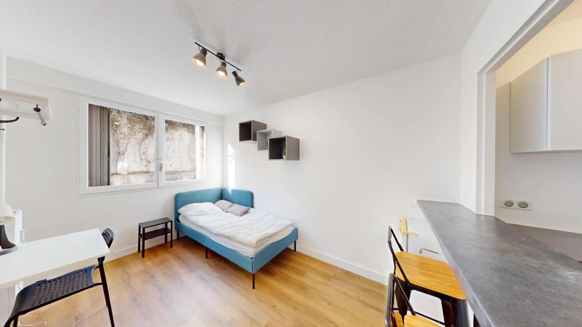 Location For 2 Adults And 1 Child Nice