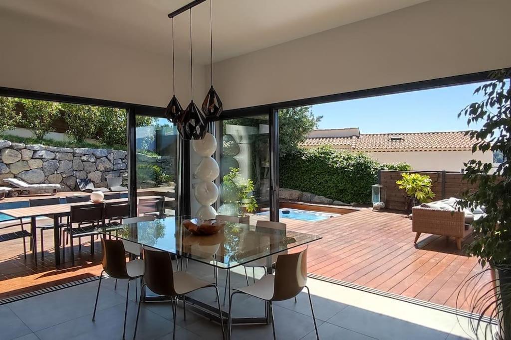 Moderne Piscine Jacuzzi Villa